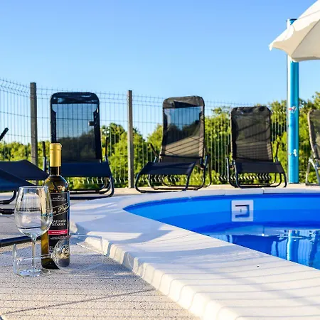 Apartment Charmantes Im Gruenen Mit Pool *