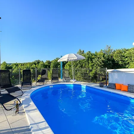 Charmantes Im Gruenen Mit Pool * Labin (Istria)