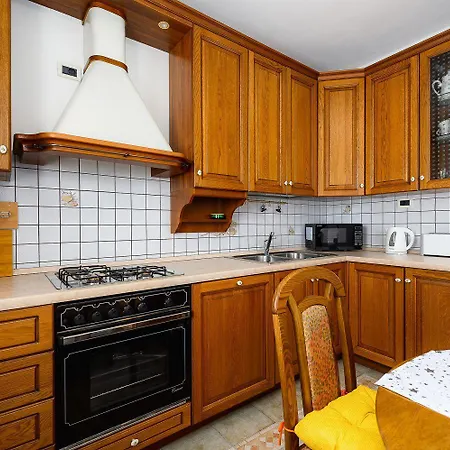Apartment Charmantes Im Gruenen Mit Pool