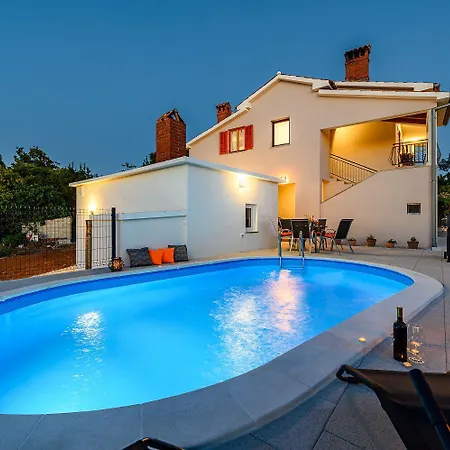 Apartment Charmantes Im Gruenen Mit Pool