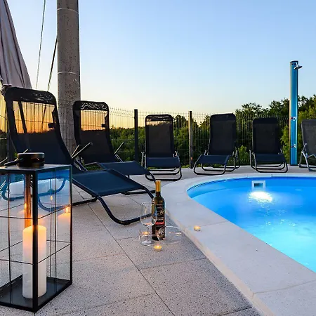 Charmantes Im Gruenen Mit Pool Apartment